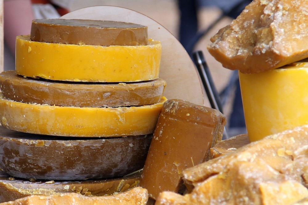 ¿Qué es la cera de abeja y como se usa?